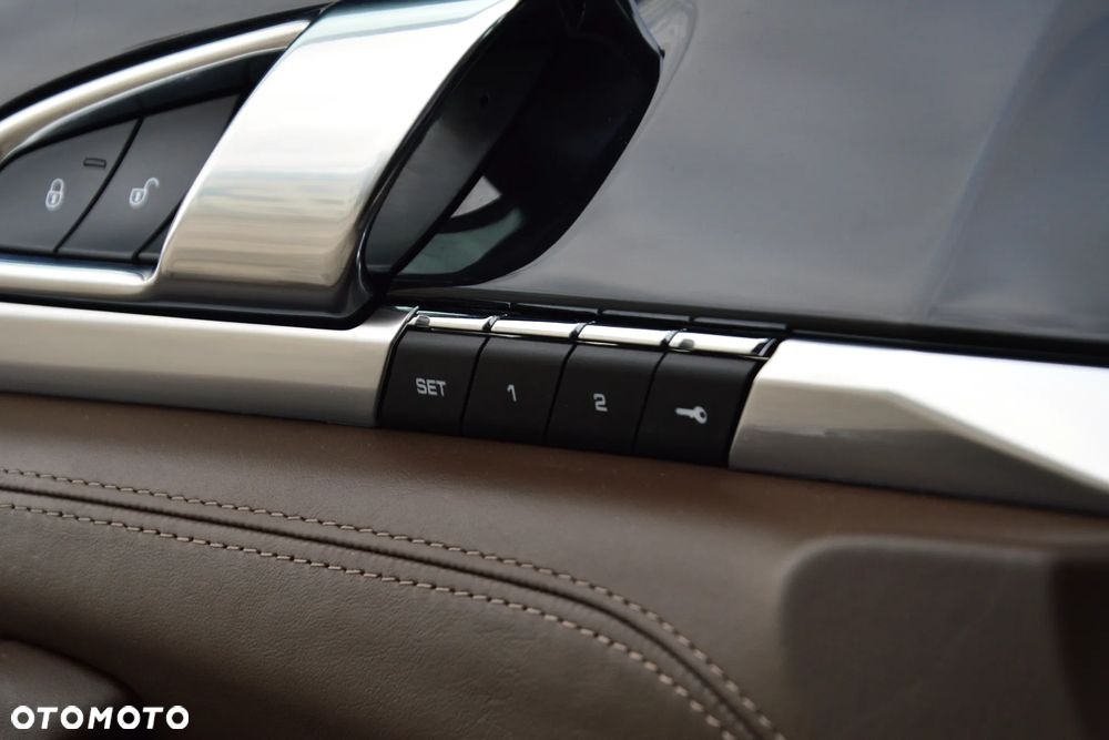 Porsche Panamera 4S - 24