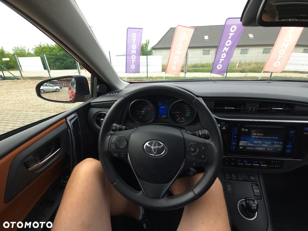 Toyota Auris Hybrid 135 Prestige - 33