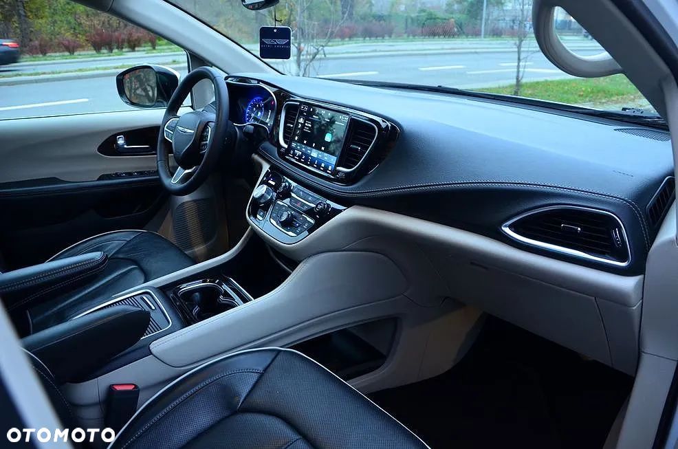 Chrysler Pacifica - 17