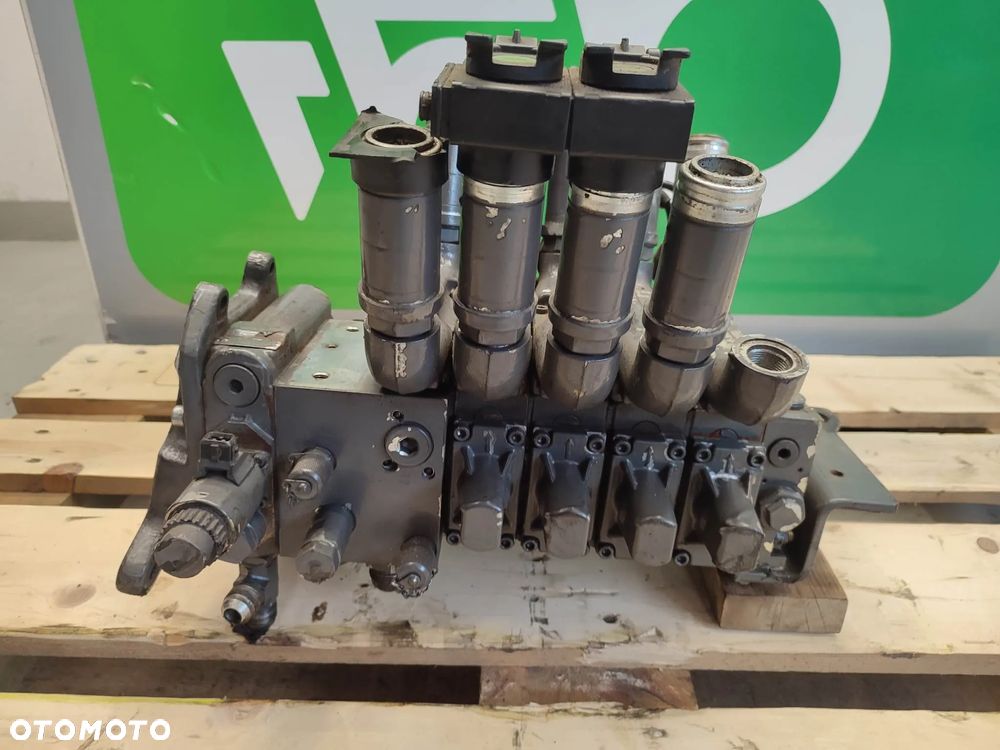 Rozdzielacz hydrauliczny Valtra N 163 (36448900) - 3