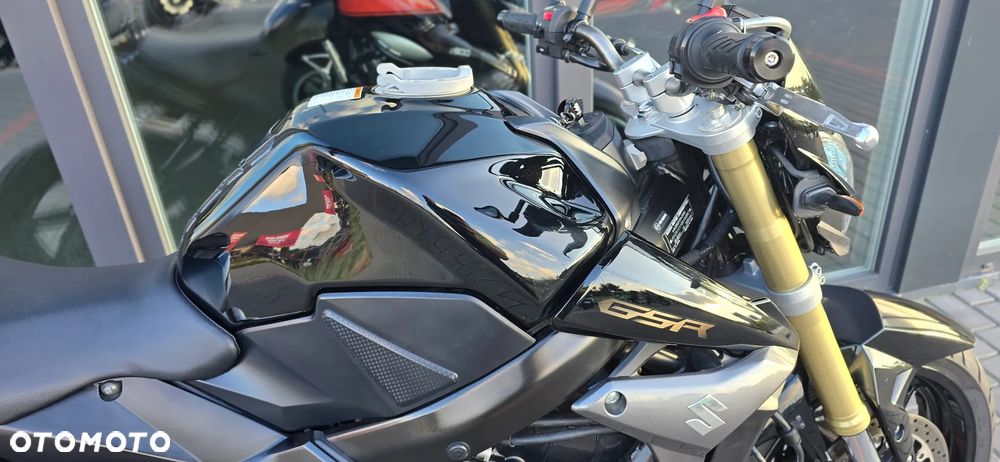Suzuki GSR - 11