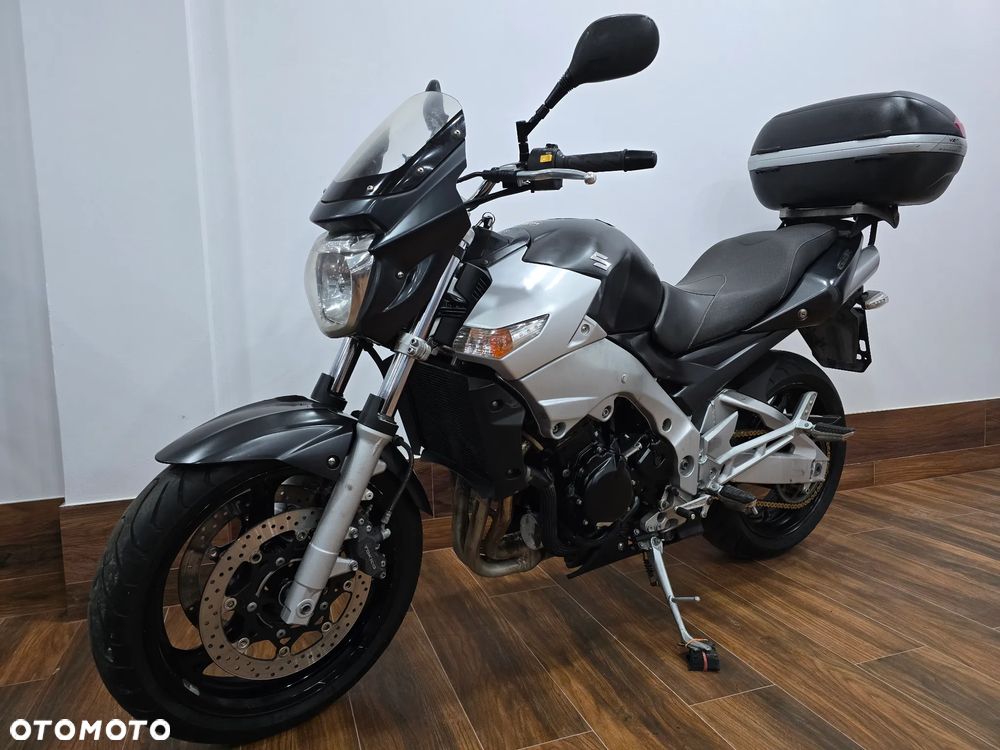 Suzuki GSR - 6