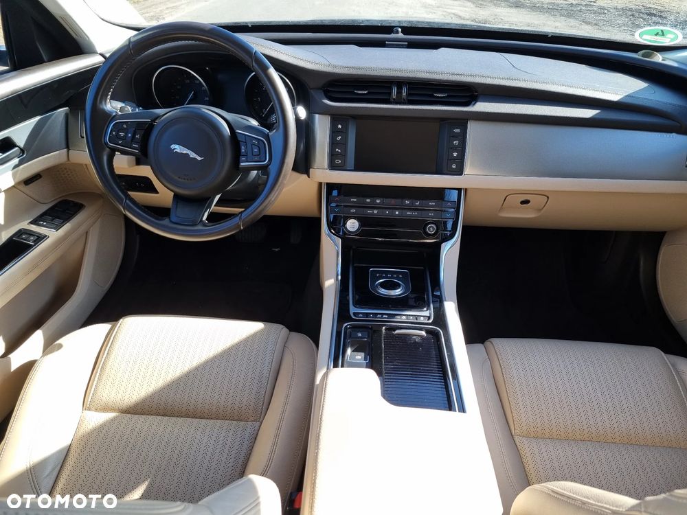 Jaguar XF 3.0 TDV6 Prestige - 36