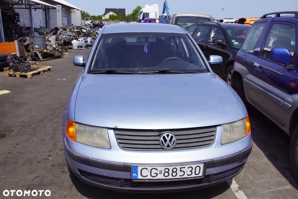 Auto na części - Volkswagen Passat B5 1.8 20V 125 KM ADR DHZ LL5Y 1997R Silnik Skrzynia Drzwi Maska Błotnik Zderzak Klapa Lampa Lusterko Klamka Szyba Deska Kokpit Sterownik Moduł Czujnik Licznik Panel Kierownica - 2