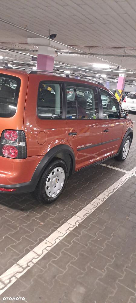 Volkswagen Touran 2.0 TDI DPF Cross - 4