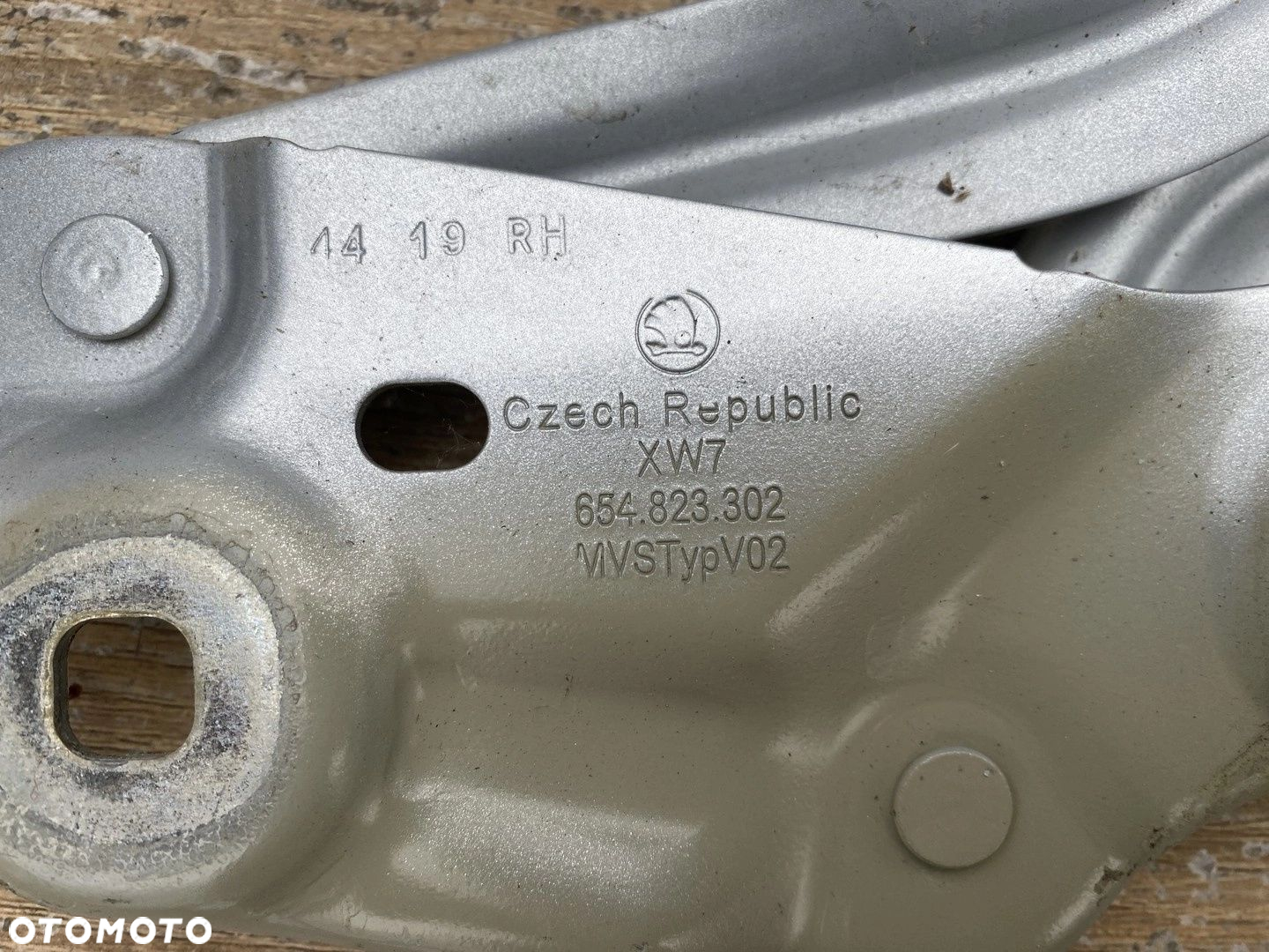 ZAWIAS PRAWY MASKI SKODA SCALA 654823302 - 2