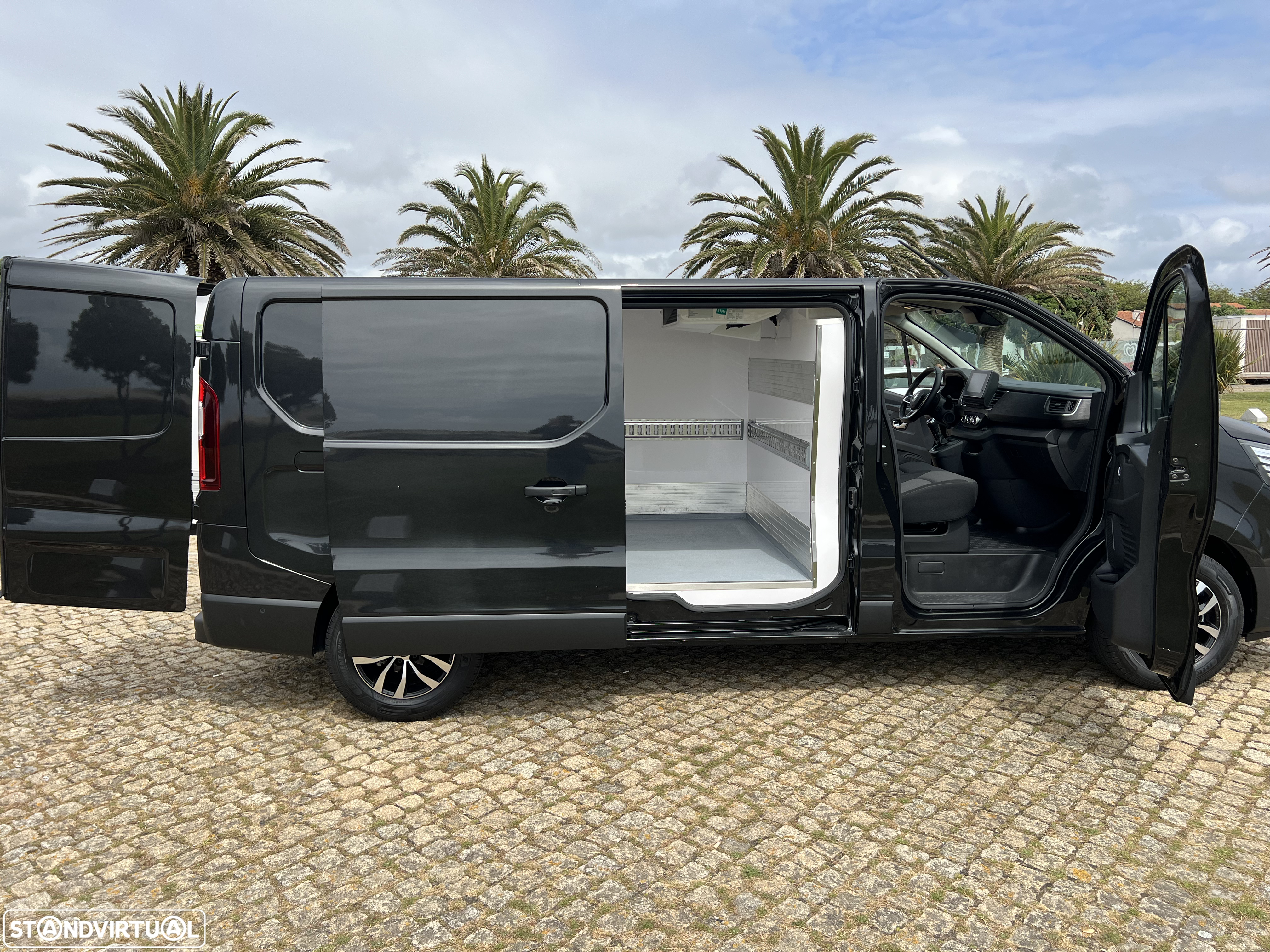 Renault Trafic Van 2.0 DCi 150cv c/ frio + caixa isotérmica - 18
