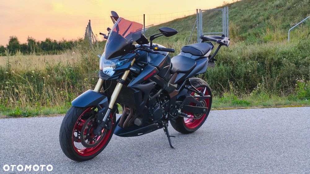 Suzuki GSR - 16