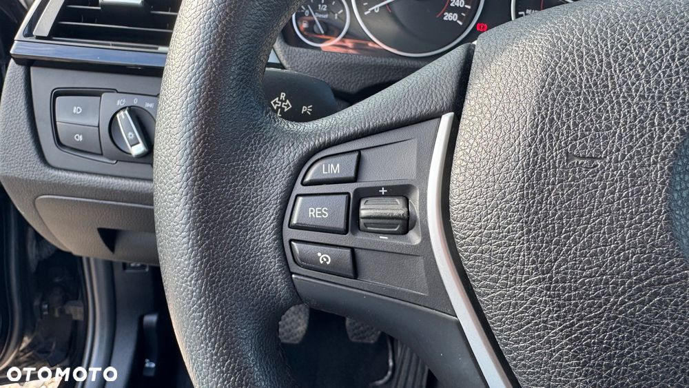 BMW Seria 3 318d DPF Edition Sport - 40