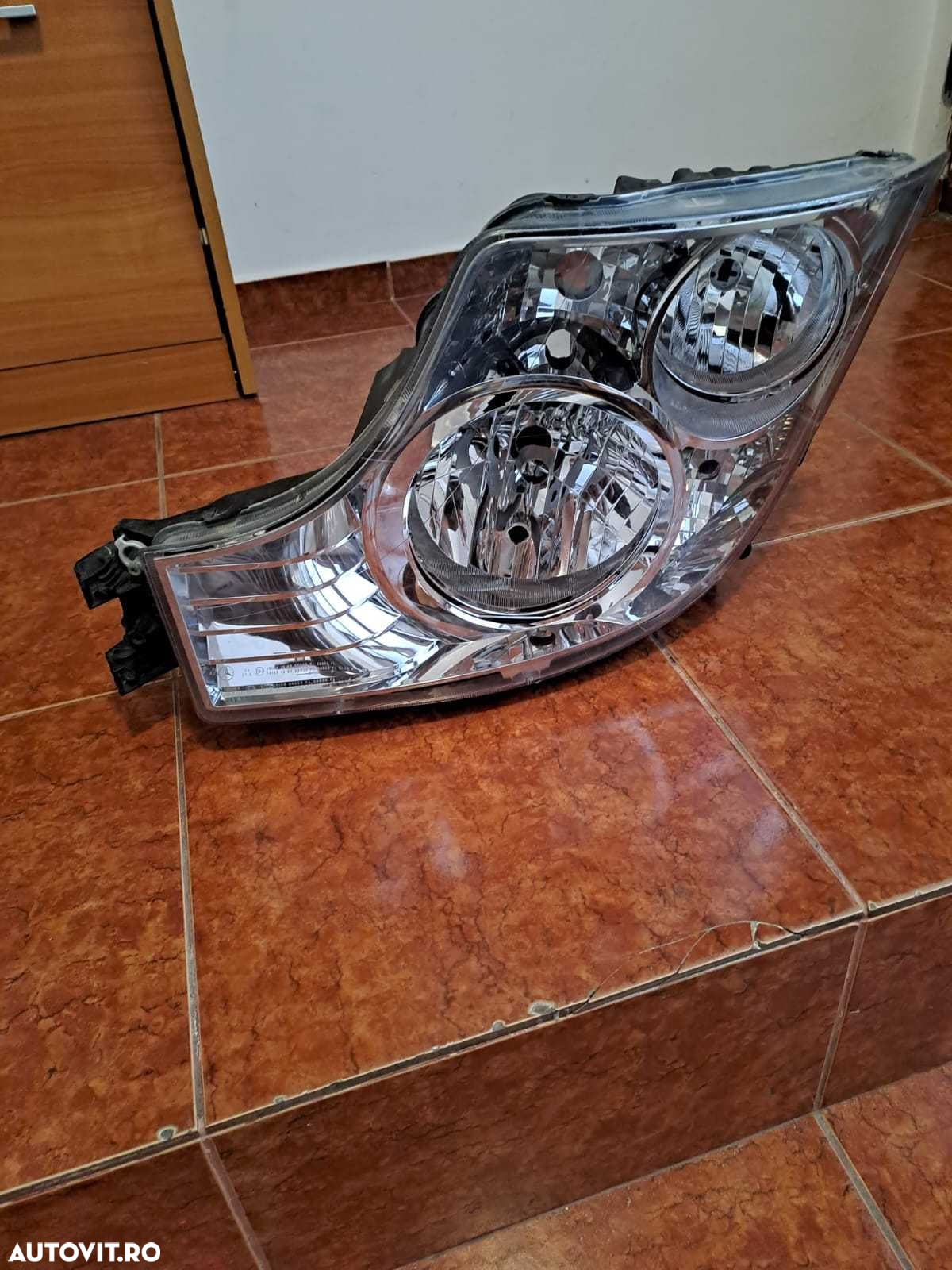 Far stanga original Mercedes Actros MP4 cod A9608200439 - 4