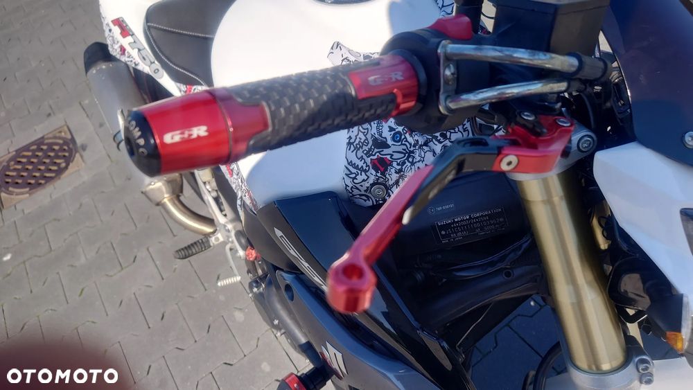 Suzuki GSR - 13