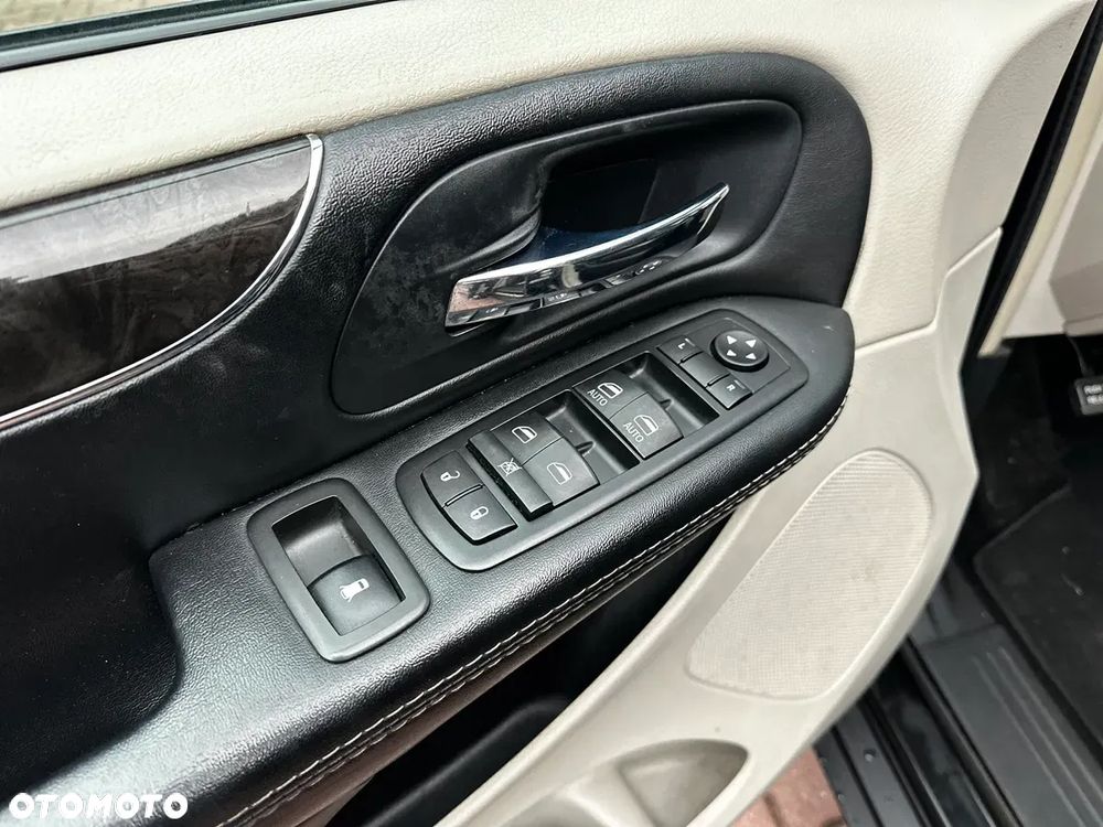 Chrysler Town & Country - 20