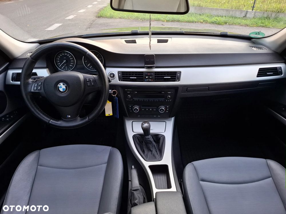 BMW Seria 3 320i Touring - 11
