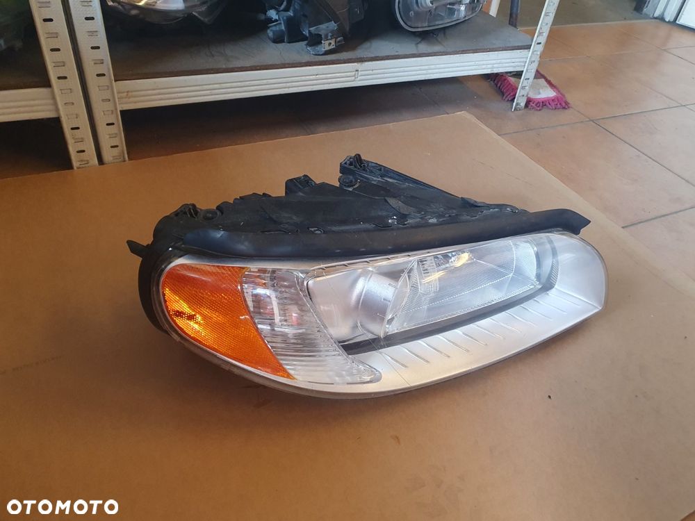 REFLEKTOR PRAWY VOLVO V70 III 3 XC70 II XENON EUROPA - 2