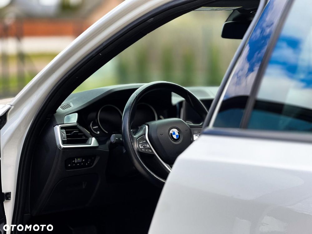BMW Seria 3 330i Sport Line sport - 37