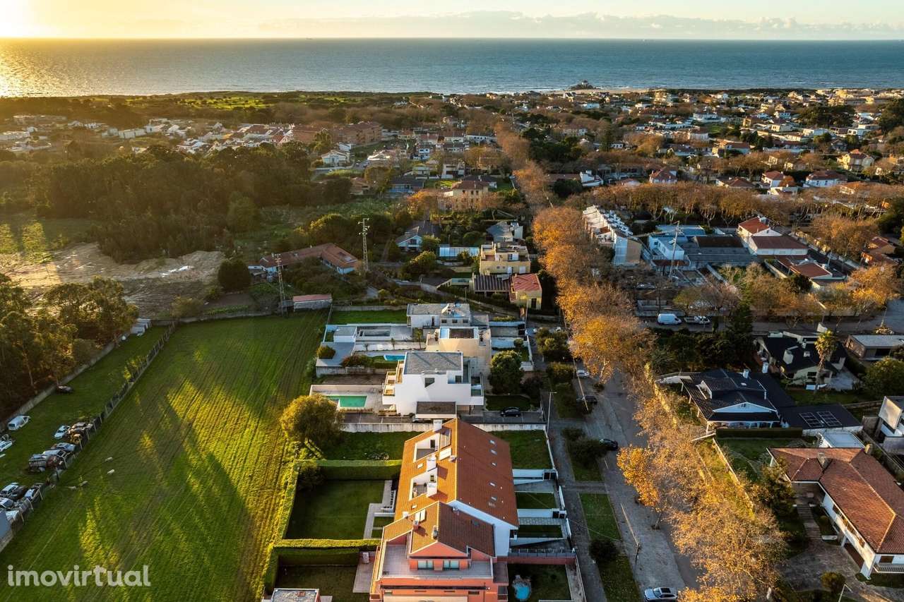 Andar Moradia T4+1 com Grande Jardim a 3 Minutos da Praia de Miramar - Grande imagem: 2/44