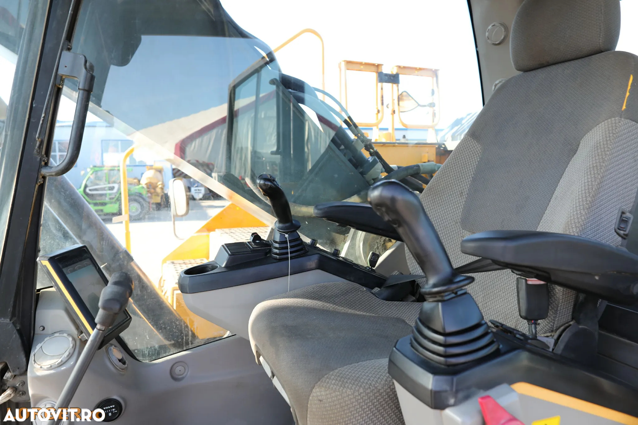 Volvo EC 300 EL - 13