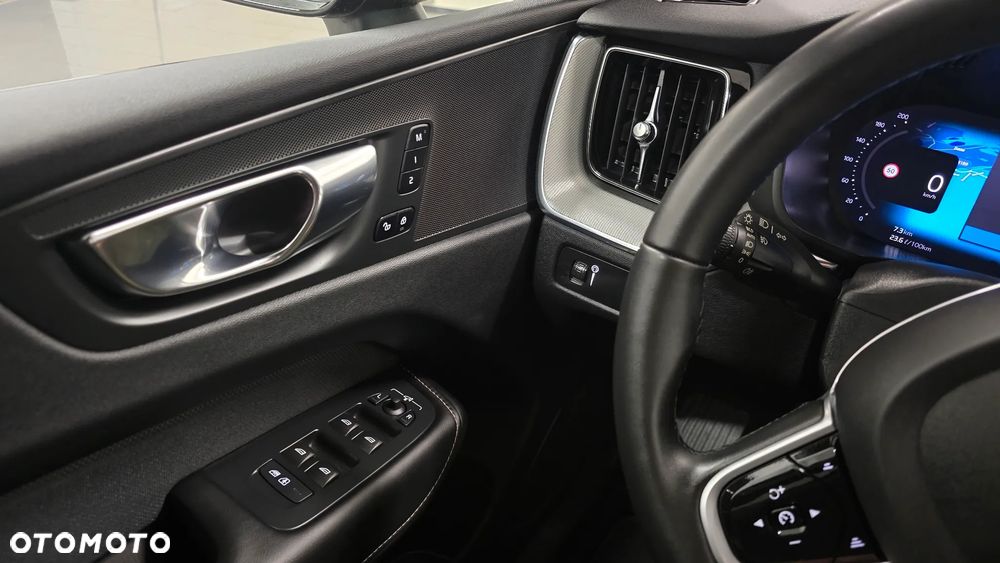 Volvo XC 60 B4 D Plus Dark - 38