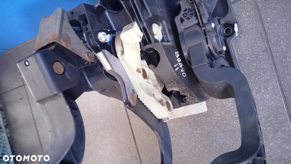 Pedały gaz hamulec sprzęgło Fiat Bravo II 517856400 51778201 - 3