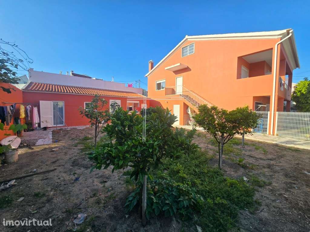 Moradia isolada T4, com 2 pisos e sótão. Anexo e garagem na zona ex... - Grande imagem: 2/39