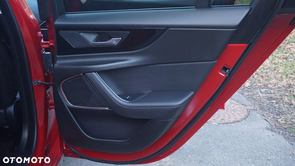 Jaguar XE 2.0 D180 S - 23