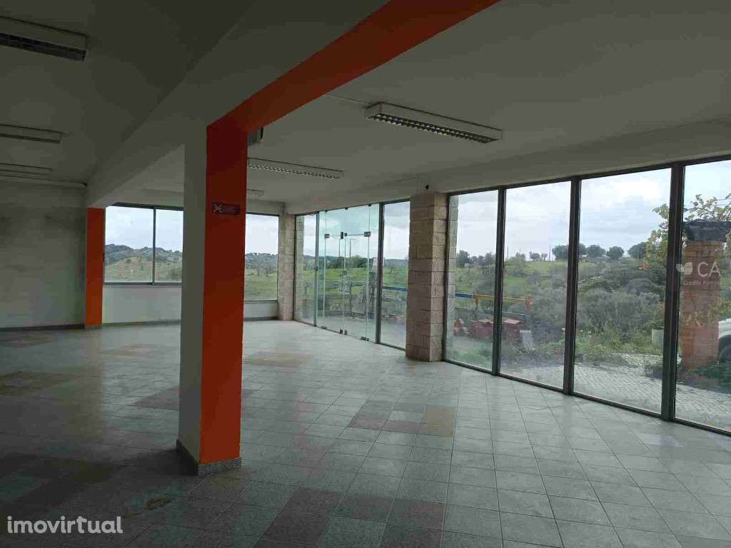 Prédio Misto (pavilhão industrial e prédio rústico) - Grande imagem: 5/12