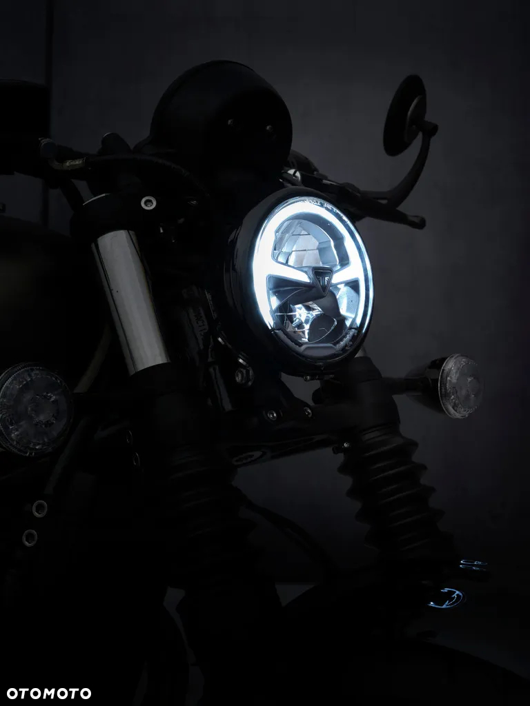 Triumph Bonneville Bobber - 8