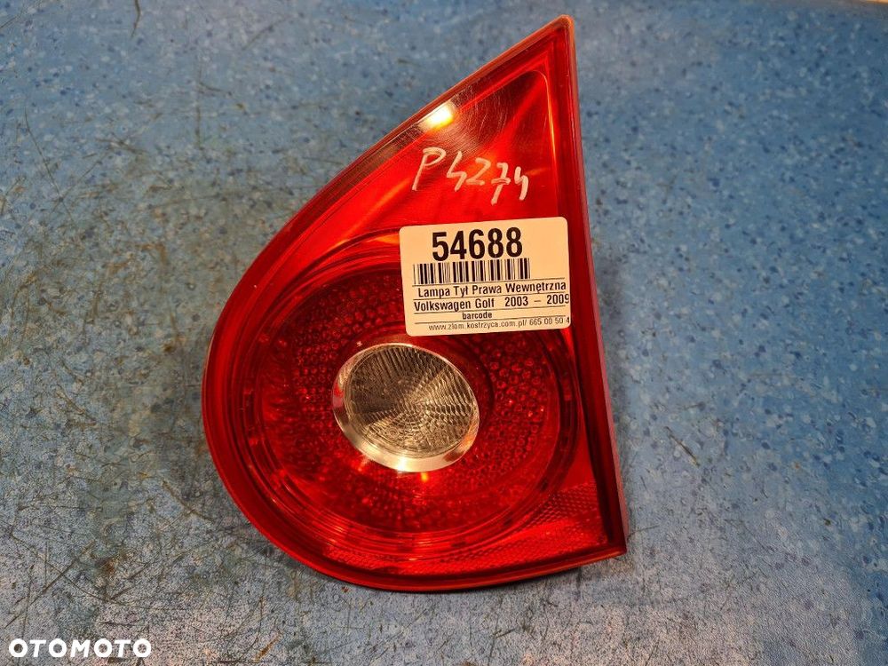 VW GOLF V LAMPA TYŁ PRAWA WEWNĘTRZNA W KLAPIE - 1