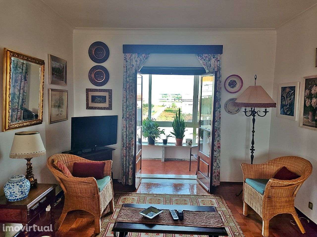 Andar de moradia, com jardim e estacionamento para 2 carros. - Grande imagem: 4/24