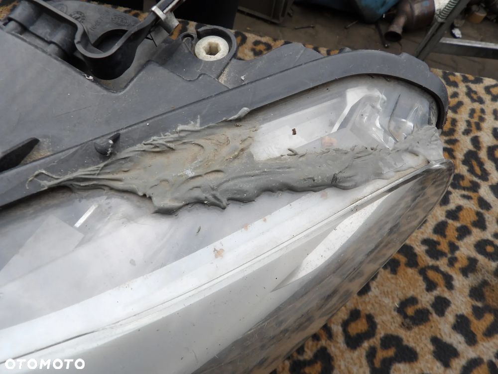 BMW - F10 - H7 - LEWA LAMPA PRZEDNIA - USZELNIONA - POKLEJONE UCHWYTY - SPALONA KOSTKA - ZALANE GNIAZDO - UK - 7203241 - 2