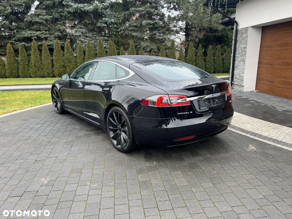 Tesla Model S - 4