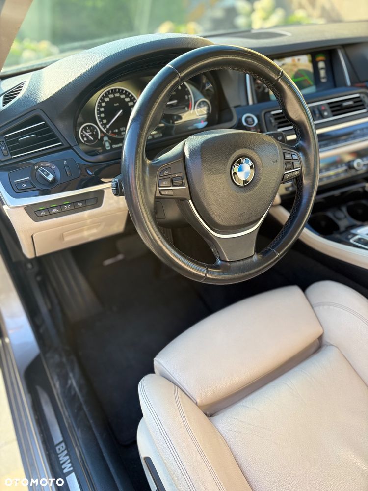BMW Seria 5 525d xDrive - 14