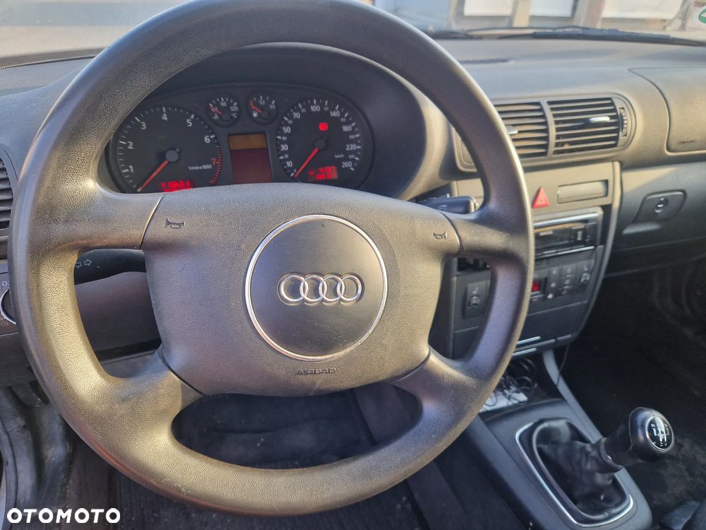 Audi A3 Sportback 1.6 Ambiente - 12