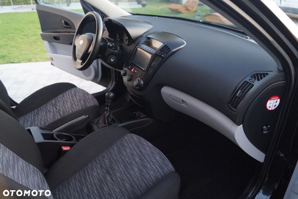 Kia Ceed - 33