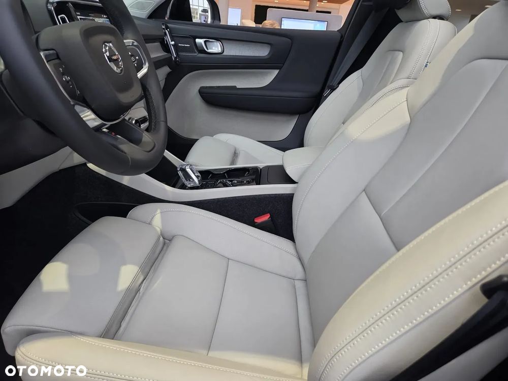 Volvo XC 40 B4 Plus Black Edition - 6