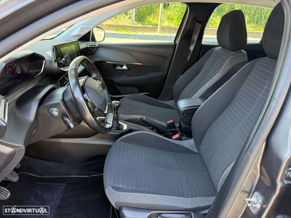 Peugeot 208 - 8