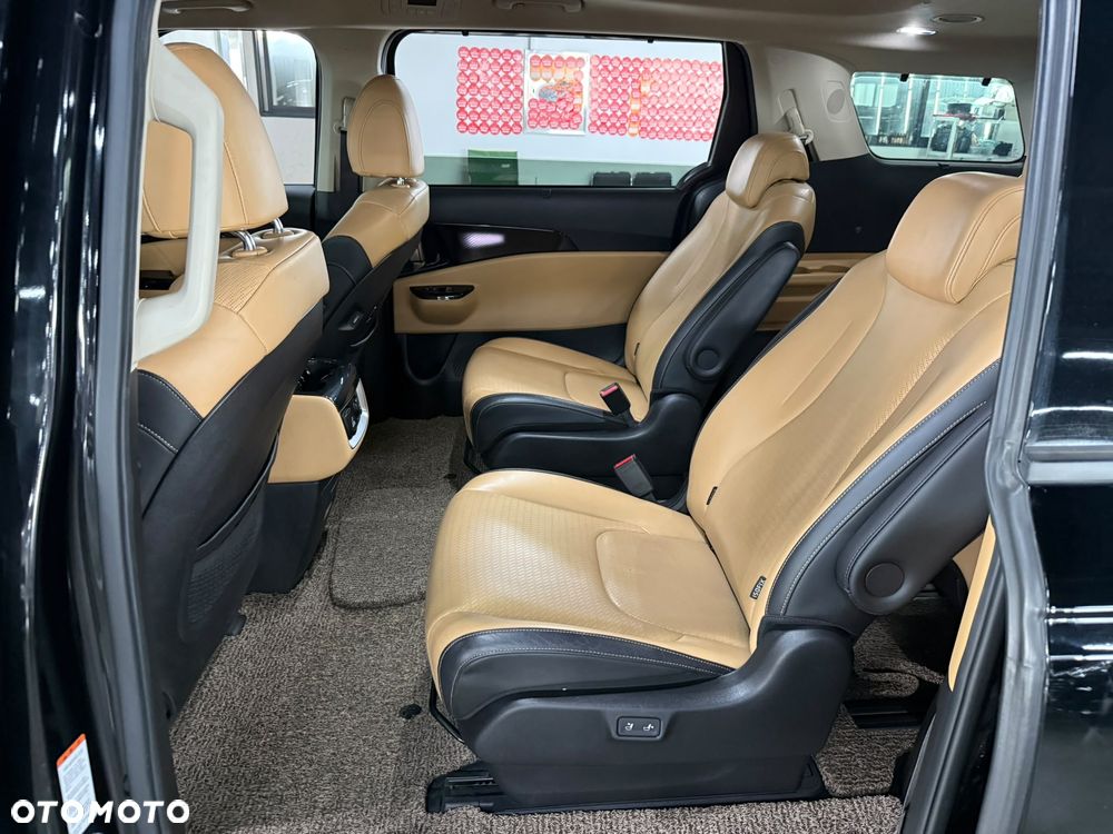 Kia Carnival - 11