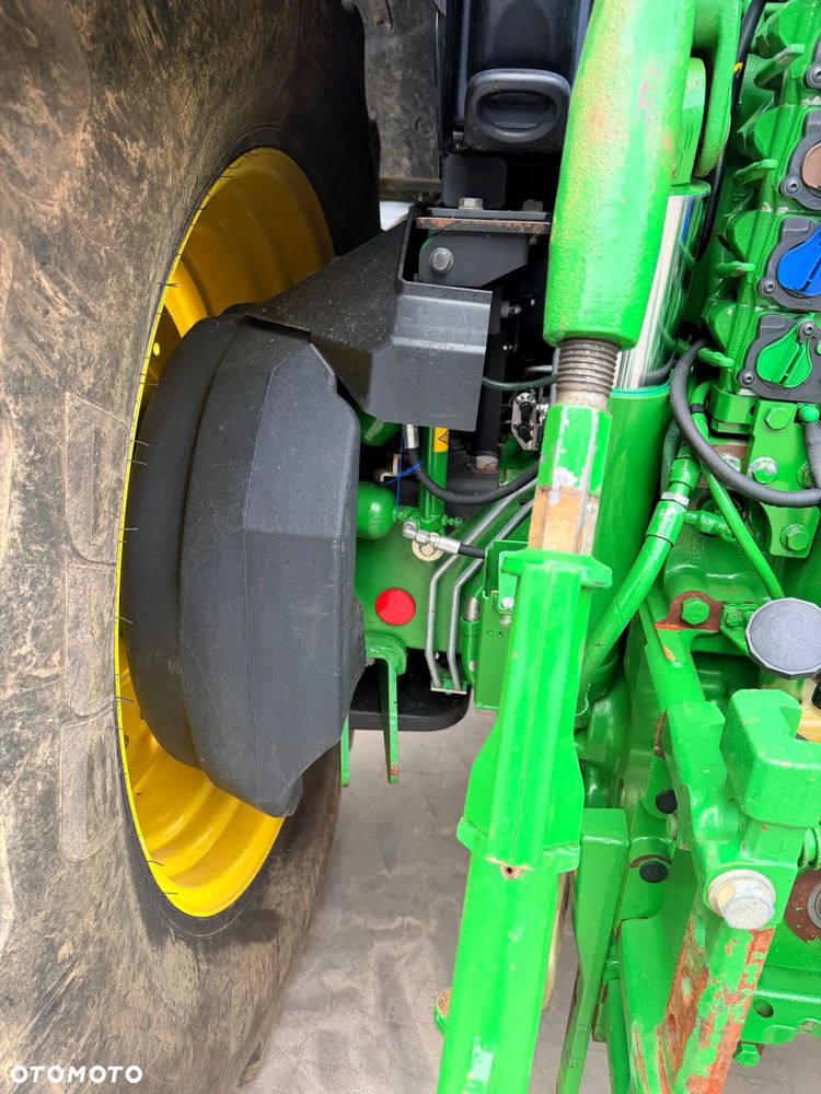 John Deere 6215R - 17