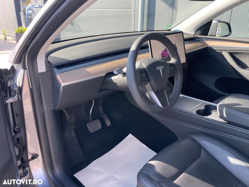 Tesla Model Y Long Range Dual Motor AWD - 9