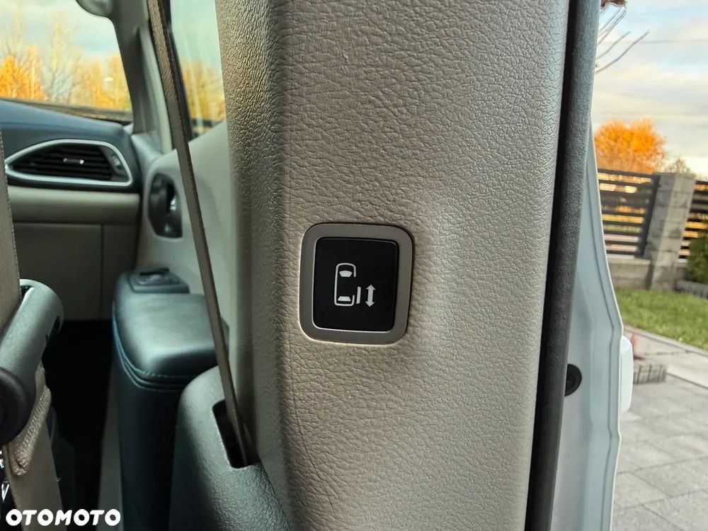 Chrysler Pacifica - 32