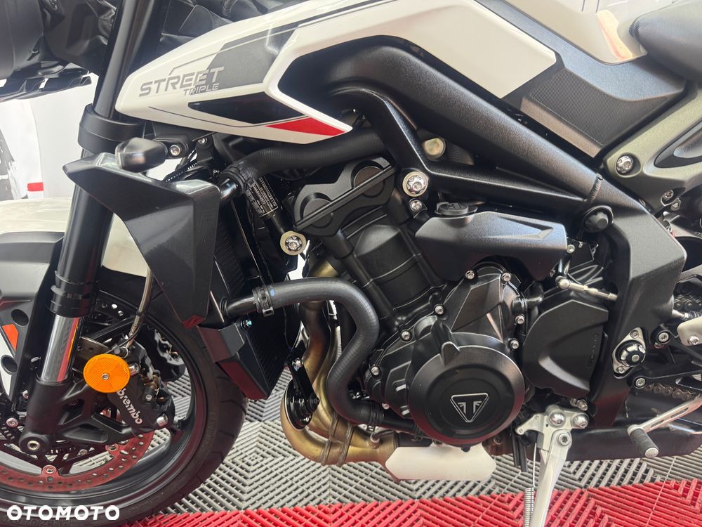 Triumph Street Triple - 14