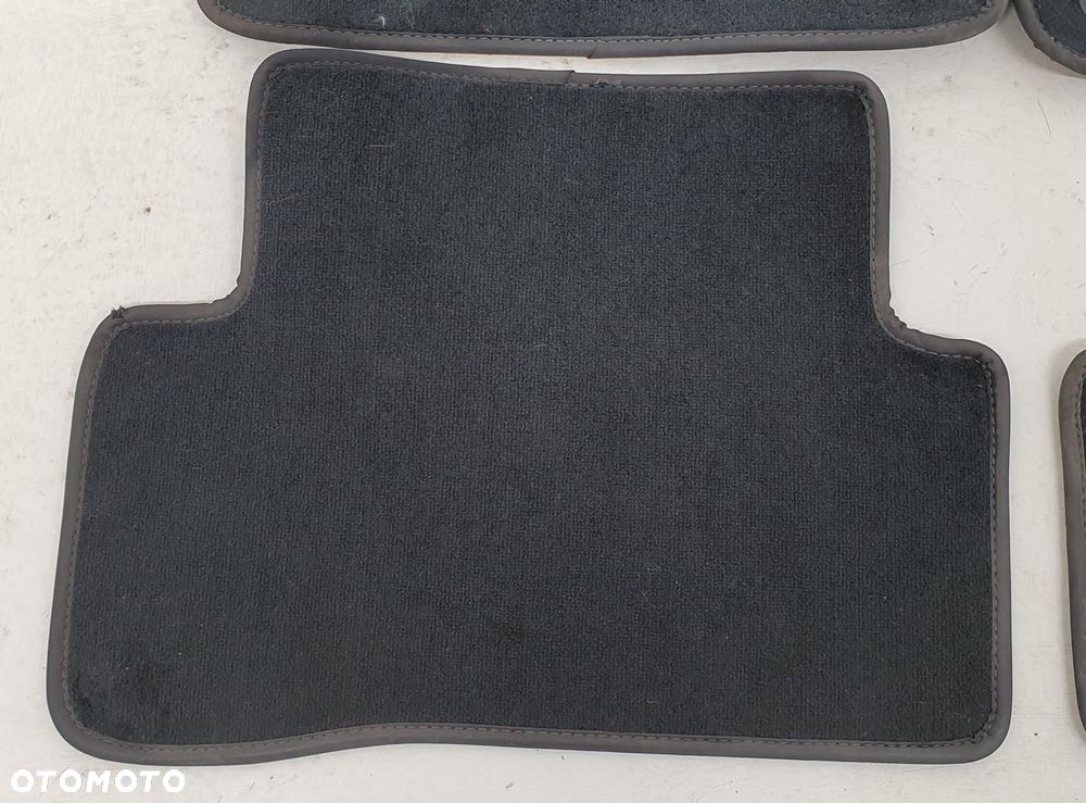 DYWANIKI CHODNICZKI WELUROWE MERCEDES W205 A2056800548 KOMPLET - 3