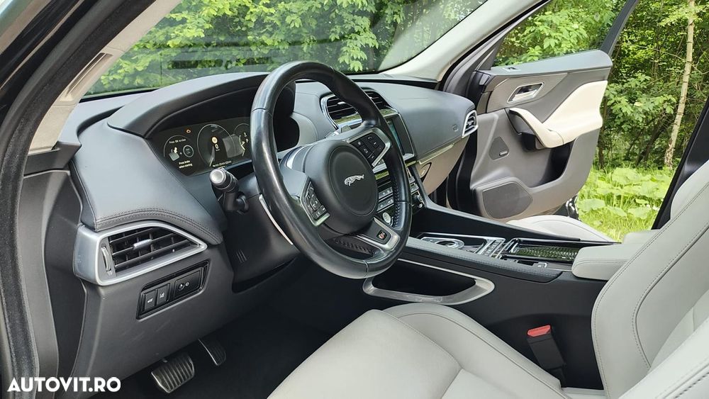 Jaguar F-Pace S AWD - 4