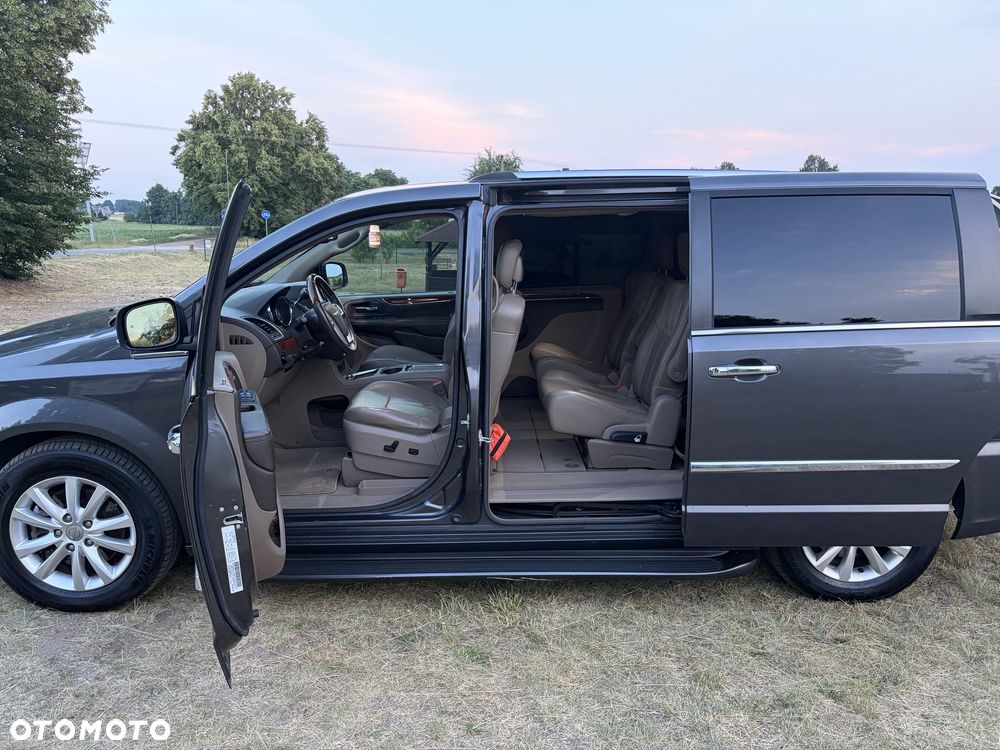 Chrysler Town & Country - 7