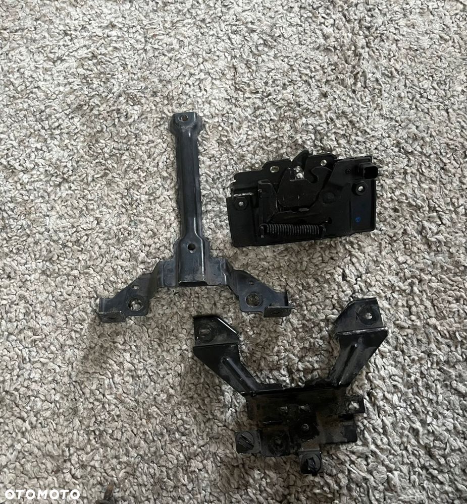 8V51-A16860-AA UCHWYT ZAMKA MASKI FORD FIESTA MK7 - 2