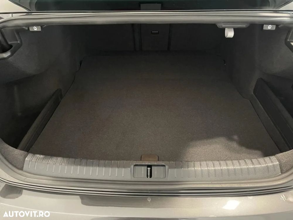 Volkswagen Passat - 12