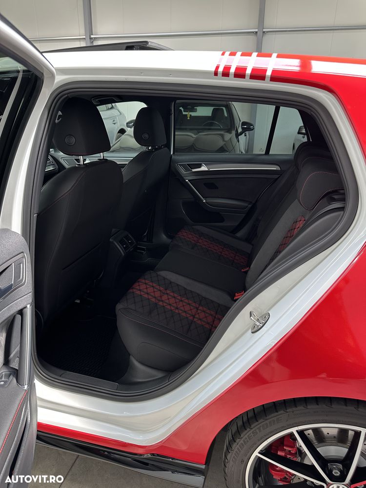 Volkswagen Golf - 34