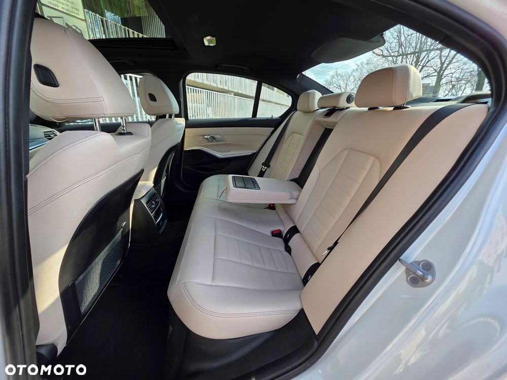 BMW Seria 3 330e xDrive M Sport - 27