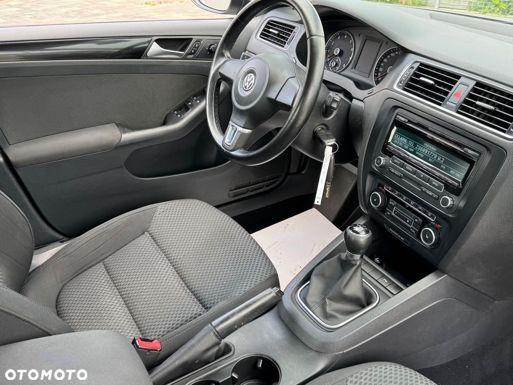 Volkswagen Jetta - 2