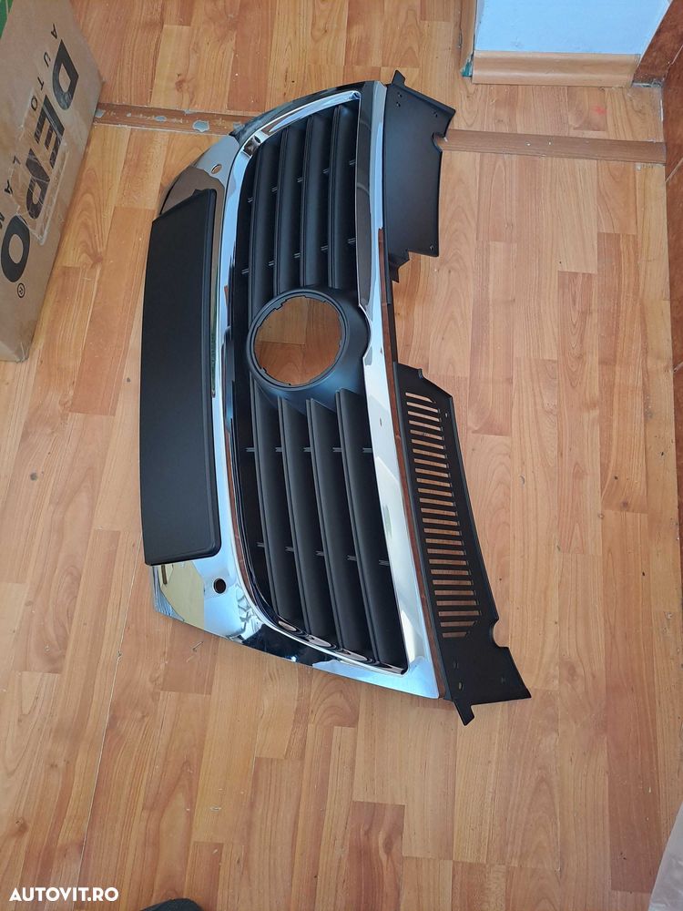 Grila radiator VW Passat B6 cu gauri pt senzori este noua - 2